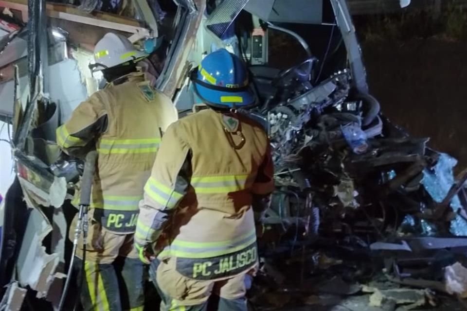 Debido al percance, una persona, quien viajaba en el asiento del copiloto, perdió la vida.