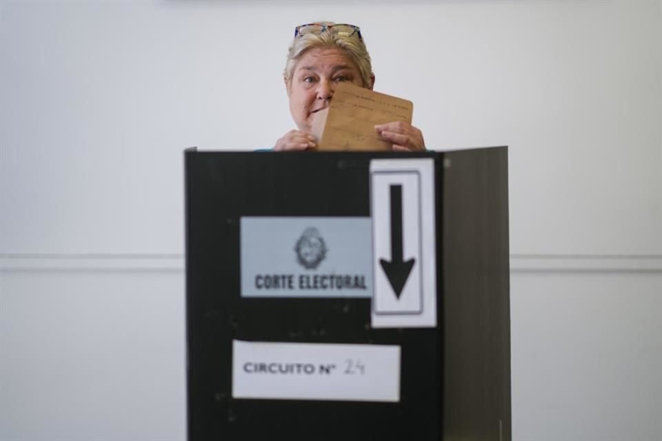 Una enfermera vota en la elección presidencial de Uruguay.