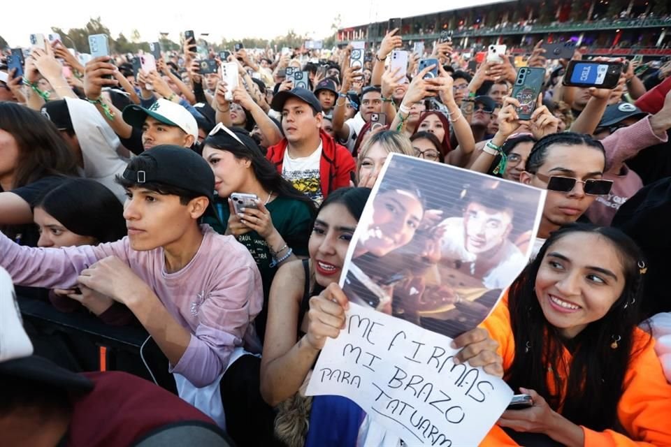 Una fan de El Malilla intentó llamar la atención del cantante para que le diera un autógrafo en el brazo, que prometía tatuarse.