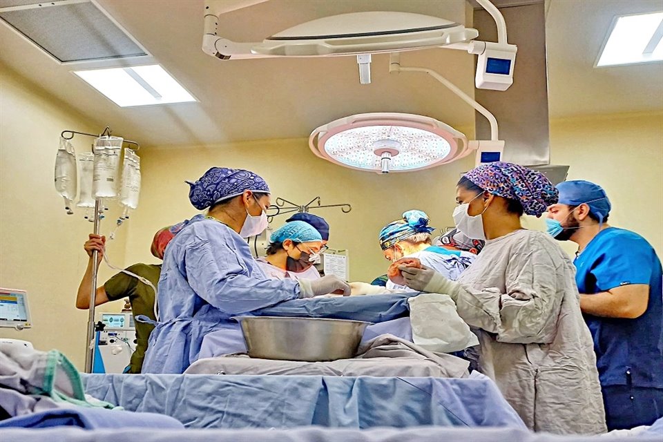 Gracias a una donación multiorgánica, un joven de 22 años recibió doble trasplante de pulmón, algo histórico en Jalisco, según autoridades.