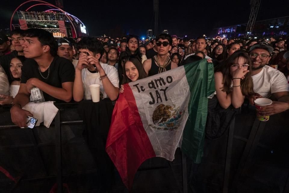 Los fans dejaron ver su amor por Jay Wheeler con corazones, banderas y cánticos.