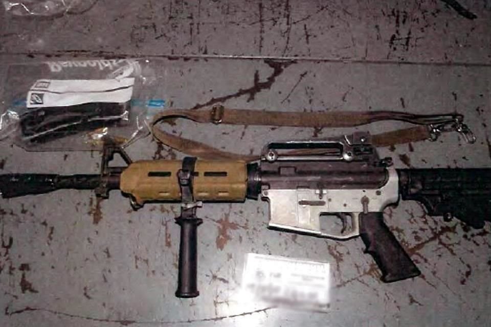 Luego de la captura, a los sospechosos les aseguraron cuatro armas de fuego largas, un arma corta, seis cargadores, 75 cartuchos y tres chalecos tácticos.