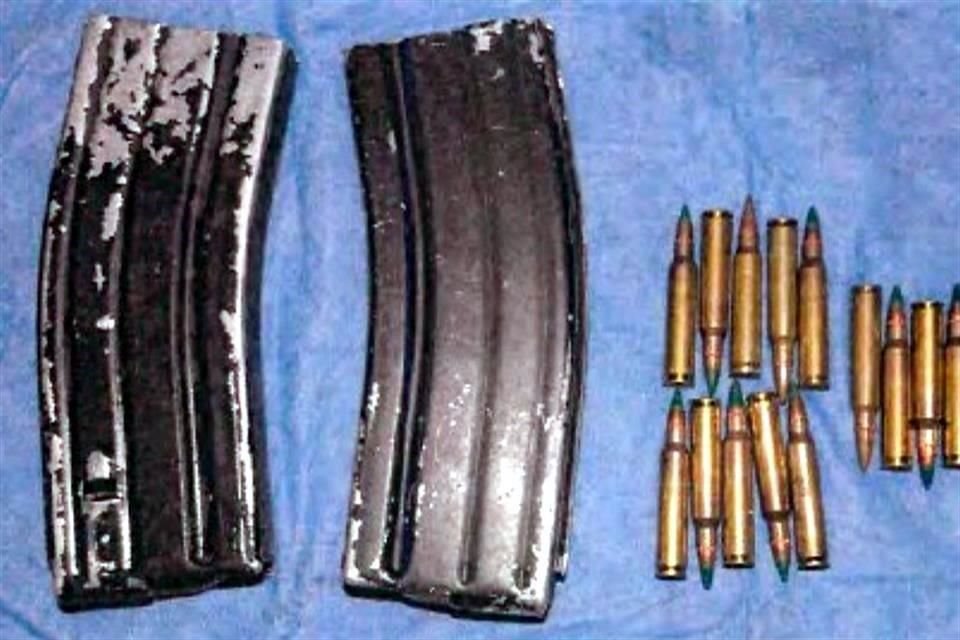 Luego de la captura, a los sospechosos les aseguraron cuatro armas de fuego largas, un arma corta, seis cargadores, 75 cartuchos y tres chalecos tácticos.