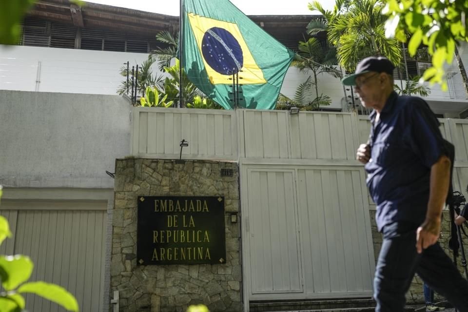 La bandera de Brasil ondea en la embajada de Argentina en Caracas, Venezuela, el 1 de agosto de 2024.