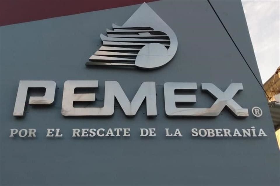 Fitch estimó que el gasto por intereses en 2024 será de 8.3 mil millones de dólares, más de la mitad del EBITDA esperado para Pemex. 