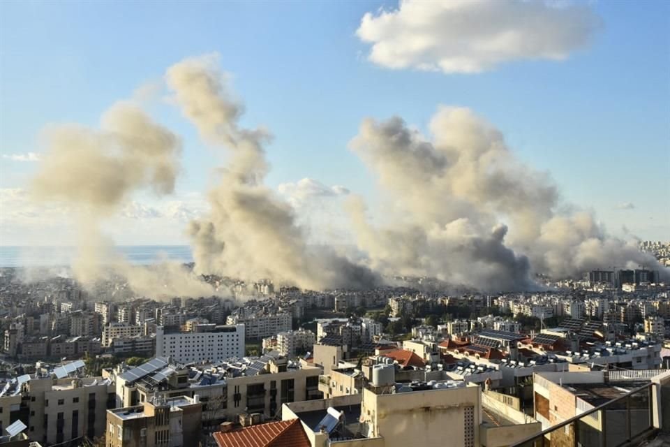 Humo se alza de diferentes puntos en Beirut tras un ataque israelí.