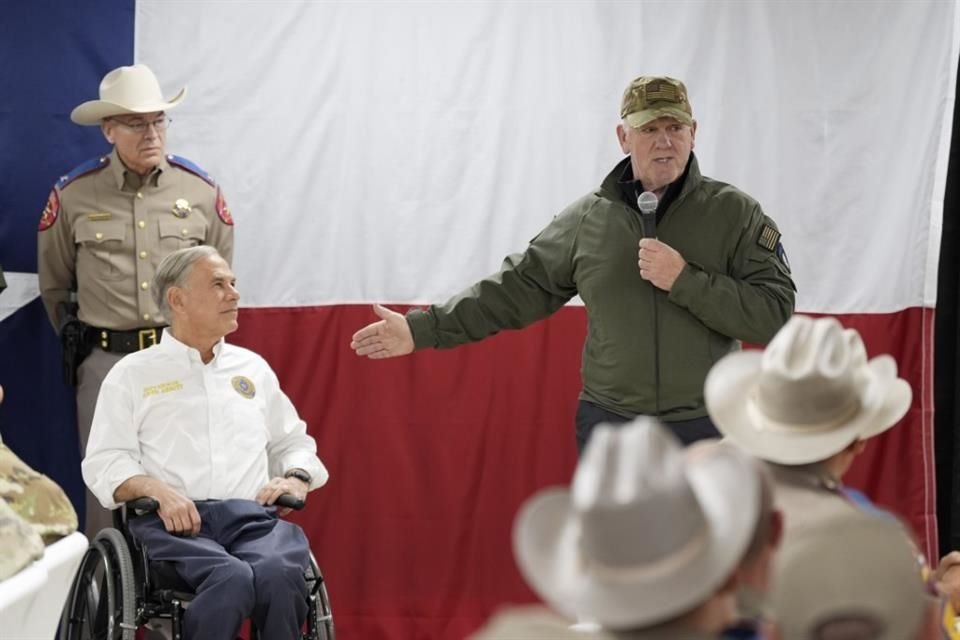 El Zar fronterizo de Donald Trump Tom Homan con el Gobernador Greg Abbott durante una visita a Texas.