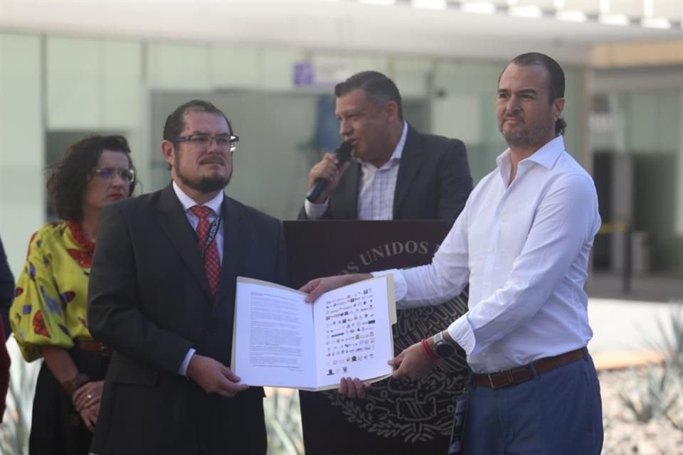 Entregan reconocimiento a Adolfo Aldrete Vargas, representante de los juzgadores en el Tercer Circuito (izq.), por su lucha ante la reforma judicial.