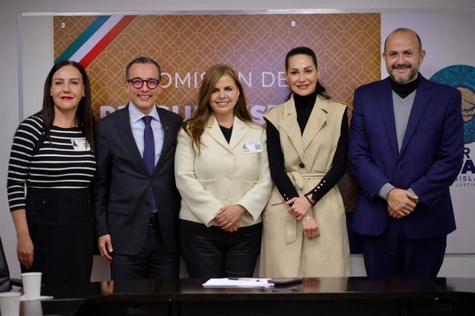 Guadalupe Cid, Coordinadora Administrativa de la UdeG; Carlos Iván Moreno, director de UDGPlus; Karla Planter, Rectora electa; Ricardo Villanueva, Rector, y Merilyn Gómez, diputada federal.