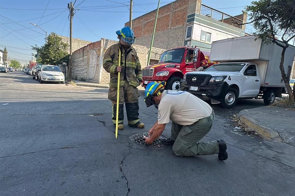 Bomberos del Estado acudieron a realizar una revisión y no detectaron ningún riesgo, sin embargo, las labores se extendieron en el lugar para la tranquilidad de la ciudadanía.