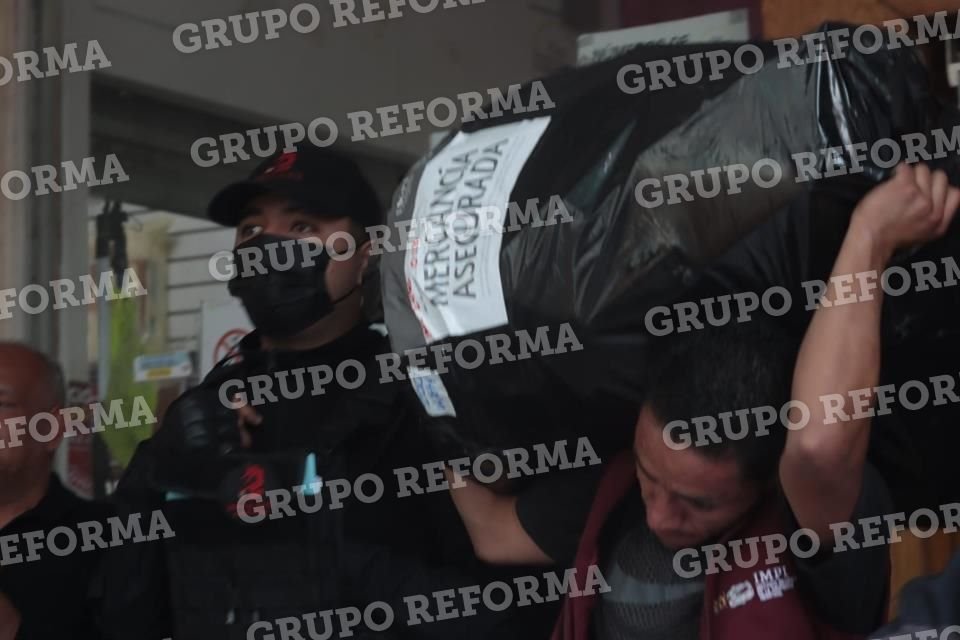 Javier Soria, funcionario del Instituto de la Propiedad Industrial, informó que el operativo se realiza por piratería en locales del piso 1 y 10.