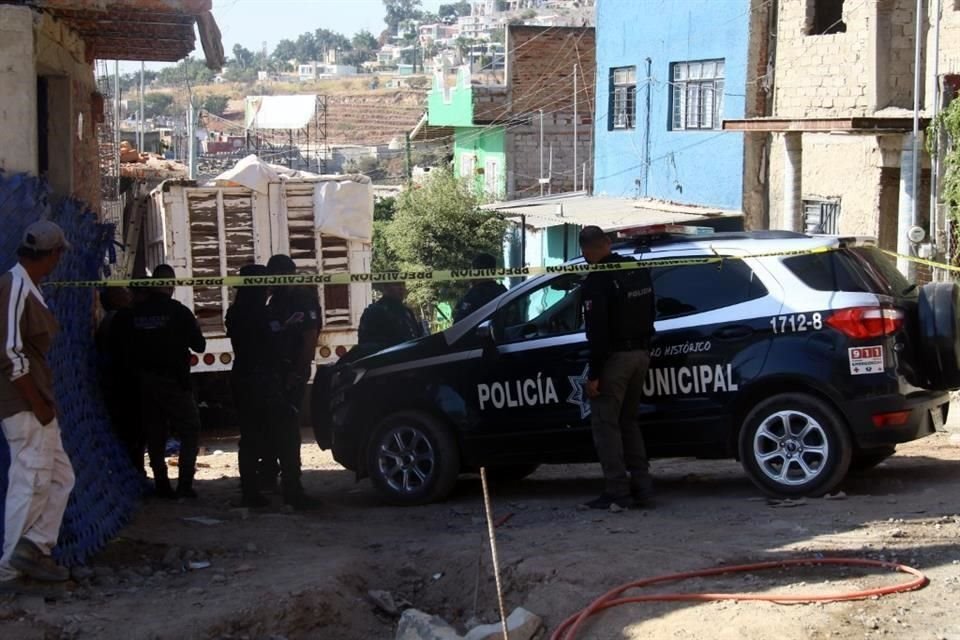 Un hombre que descargaba ladrillos de un camión perdió la vida luego de que el material que transportaba lo aplastara.