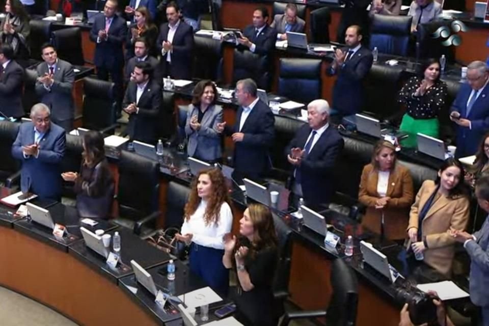 Senadores rindieron un minuto de silencio y de aplausos a la diva del cine Silvia Pinal, quien fuera también legisladora y asambleísta.