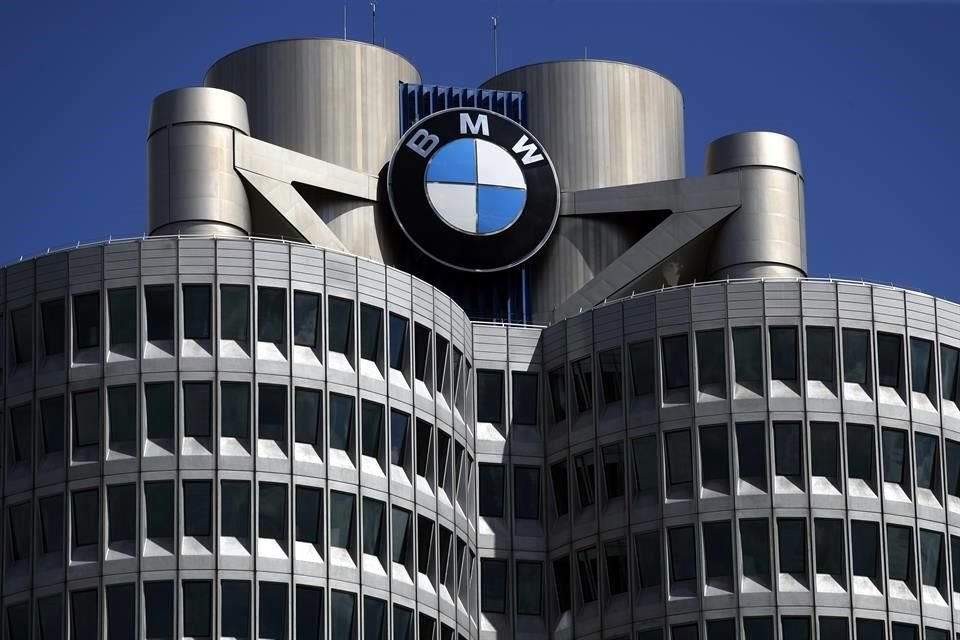 BMW dijo que espera cierres temporales debido a la escasez de piezas y anunció que suspenderá las exportaciones de vehículos y el ensamblaje local en Rusia debido a la invasión. 