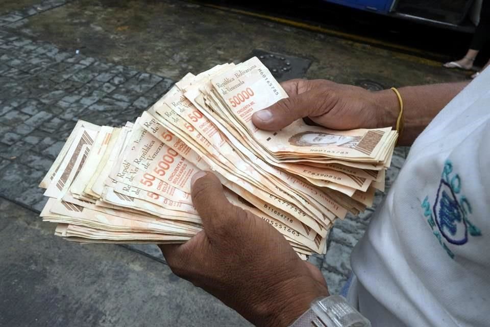 El valor del bolívar se pulverizó dando terreno al dólar, tanto que es común ver a vendedores callejeros con fajos de billetes verdes.