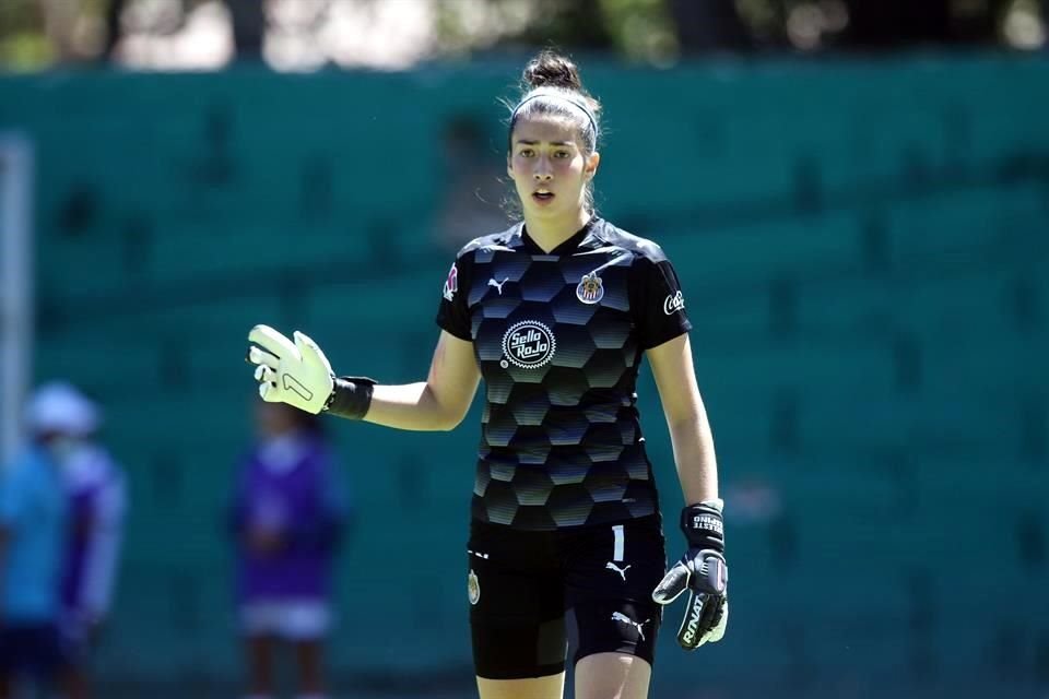 Celeste Espino atraviesa su gran oportunidad para defender la portería de las Chivas femenil.