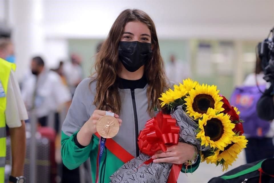 Alejandra Orozco fue recibida con un ramo de girasoles.
