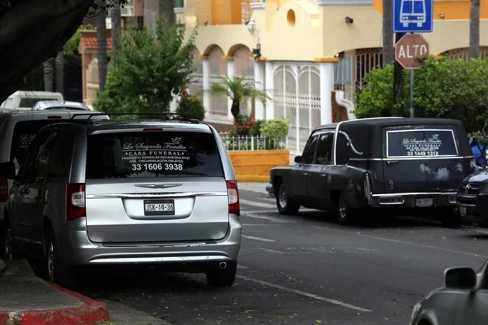 Carrozas fúnebres aguardan afuera de la Clínica 110 del IMSS, donde se atiende el Covid-19.