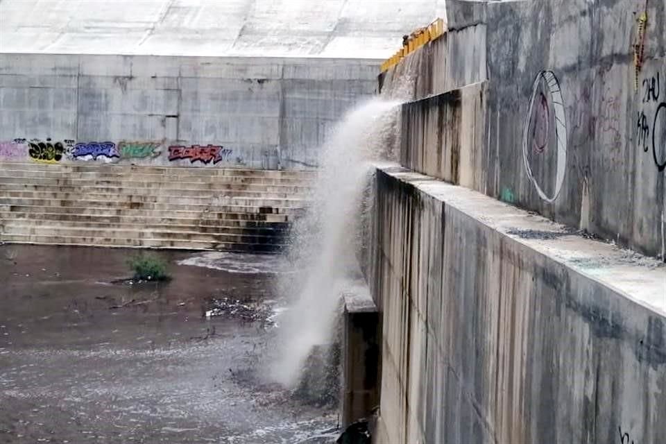 El nivel del agua alcanzó el túnel de la Rompepicos, por donde ayer escurría el agua, por lo que fue cerrado el acceso al lugar