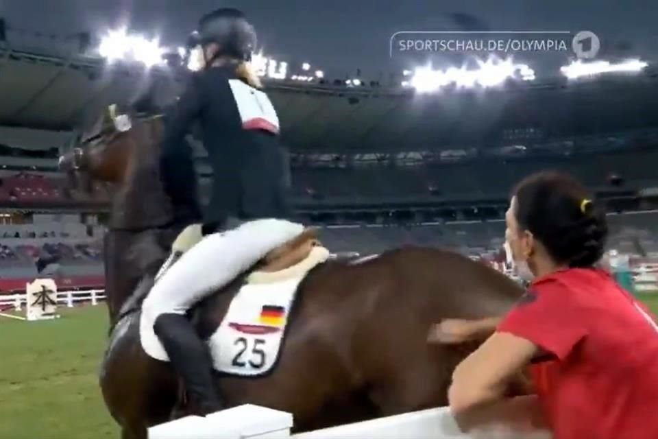 La entrenadora golpeo la parte trasera del caballo, que se negaba a saltar en la prueba ecuestre.