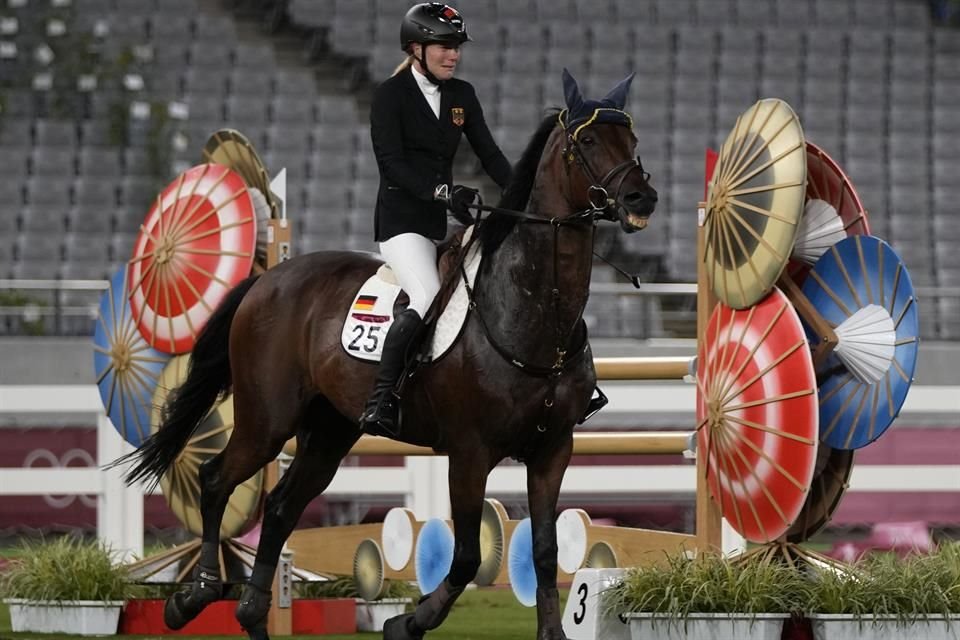 Annika Schleu durante la prueba ecuestre del pentatlón moderno.