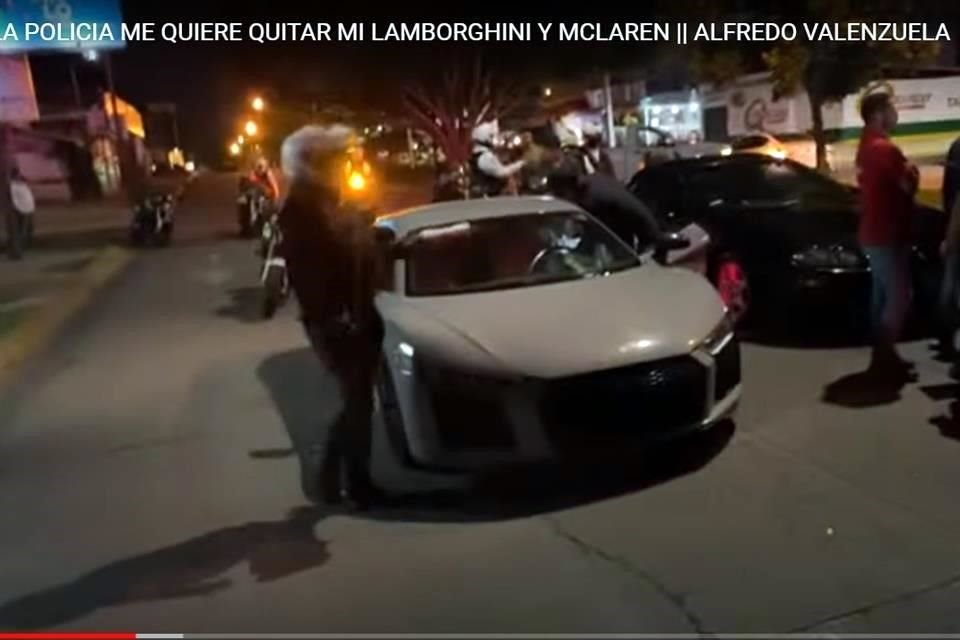 Valenzuela narró que acababa de salir de su restaurante cuando los agentes les cerraron el paso.