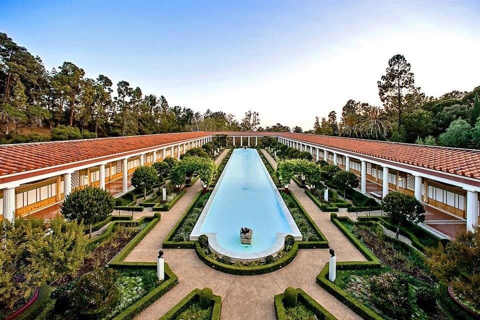 Getty Villa, en California, es un espacio exclusivo que invita a sus visitantes a explorar su amplia colección de arte sobre culturas antiguas.