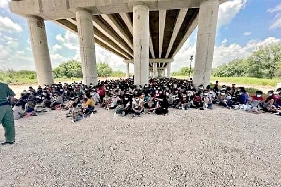 En los bajos del Puente Internacional Anzaldúas se ha improvisado un campo de detención de migrantes a ser deportados.