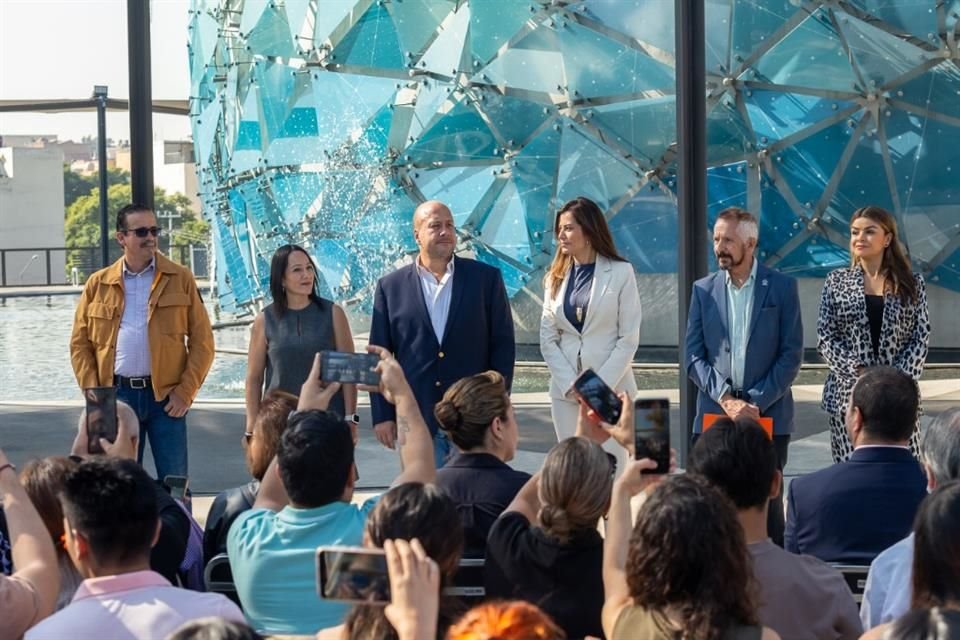 En la inauguración también estuvieron presentes el Secretario de Educación, Juan Carlos Flores Miramontes, y la Alcaldesa de Guadalajara, Verónica Delgadillo.