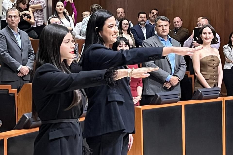 (izq. a der.) María Bravo Navarro y Ana Fernanda Hernández Sanmiguel, protestaron como suplentes de los diputados Salvador Zamora y Priscilla Franco.