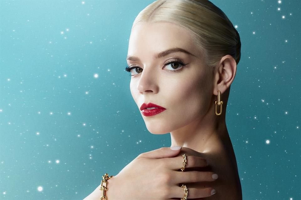 La casa Tiffany lanzó su campaña navideña para invitar a brindar y explorar la magia de Nueva York, con la colaboración de Anya Taylor-Joy.