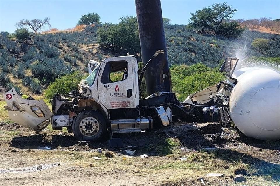 El conductor de la pipa resultó lesionado y fue trasladado a un puesto de socorro en estado regular.