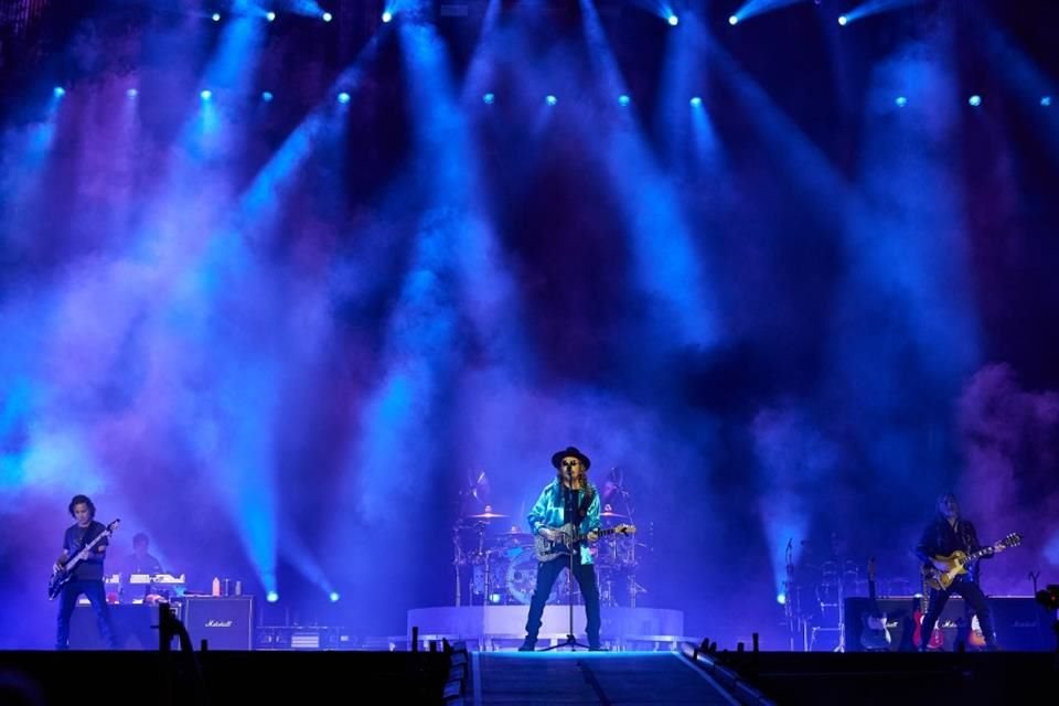 Maná apeló a la nostalgia y a sus éxitos para conquistar a 17 mil almas en el Estadio 3 de Marzo.