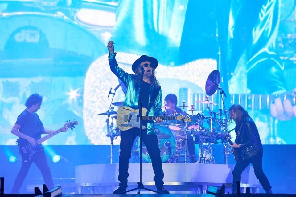 Maná apeló a la nostalgia y a sus éxitos para conquistar a 17 mil almas en el Estadio 3 de Marzo.