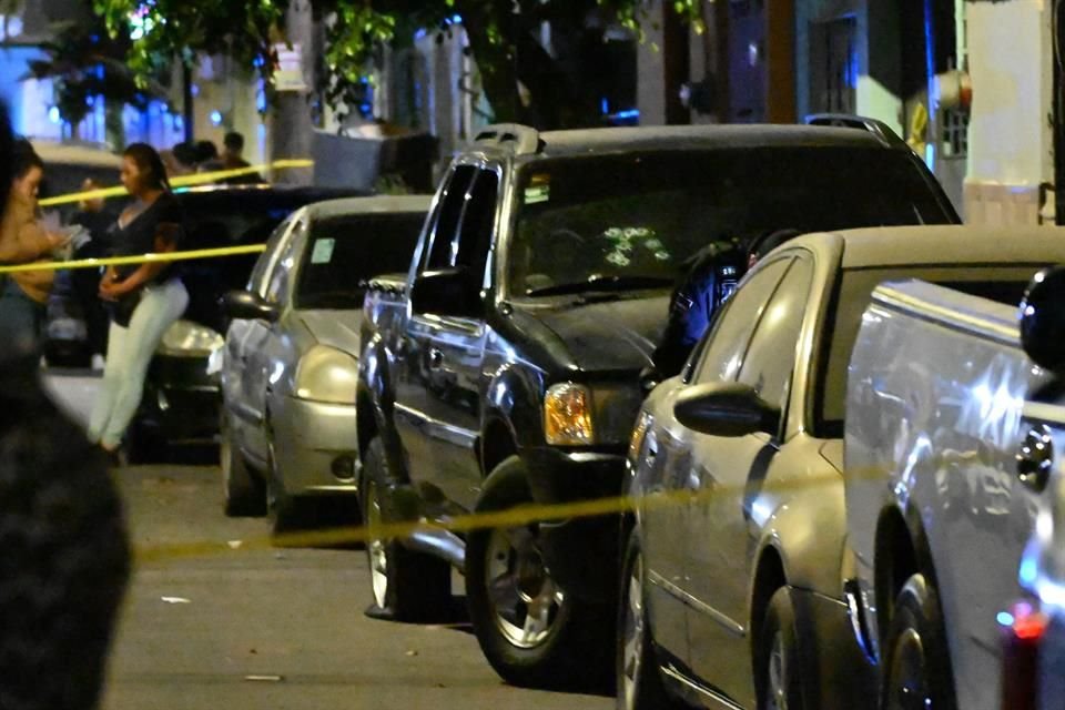 Ocho balazos en el parabrisas de una camioneta negra quedaron como evidencia del asesinato de una mujer, en la Colonia Echeverría, en Guadalajara.