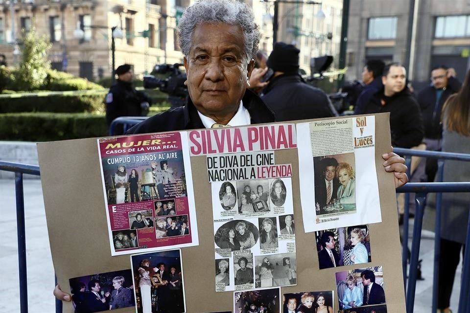 Con carteles, cantos y lágrimas, se despidió a la Diva Silvia Pinal en el Palacio de Bellas Artes, donde se realizó un homenaje.