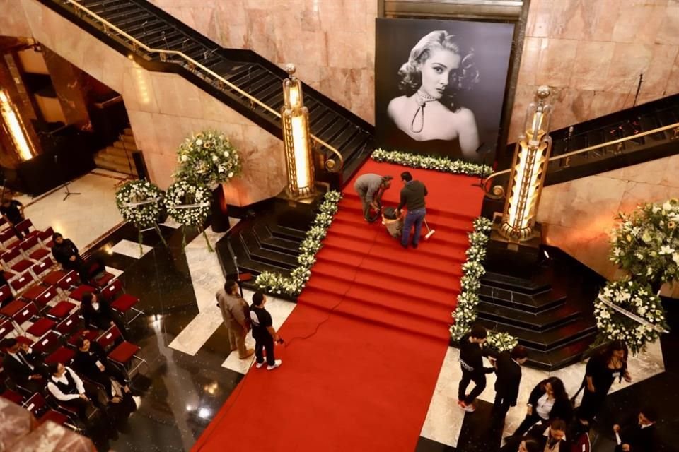 Una alfombra roja, varias flores y una gran fotografía de la actriz, adornaron el Palacio de Bellas Artes.