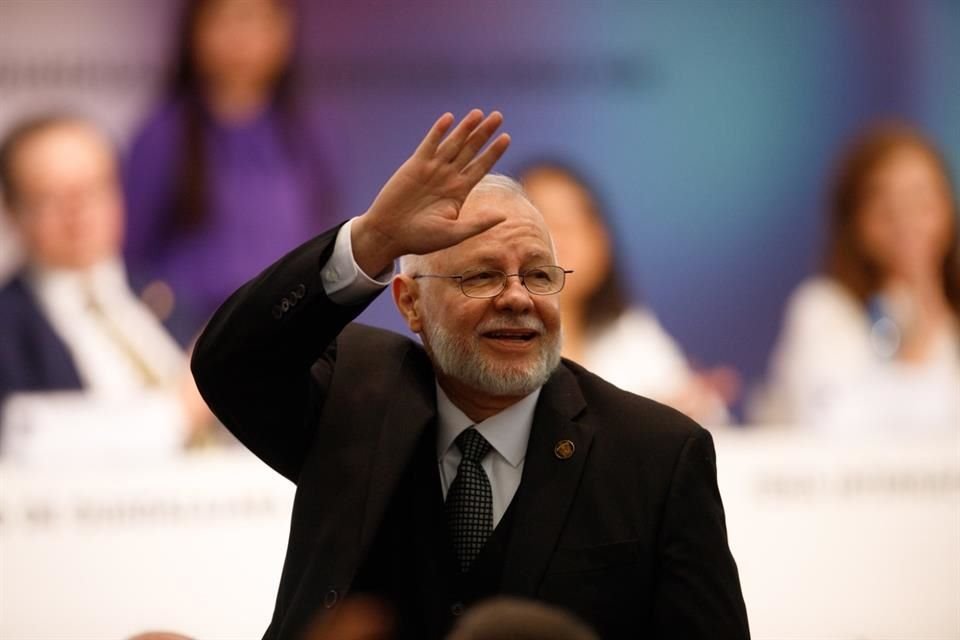 En un movimiento inesperado, José Trinidad Padilla López fue nombrado presidente de la Feria Internacional del Libro de Guadalajara (FIL), y asume así el cargo dejado por su hermano Raúl.