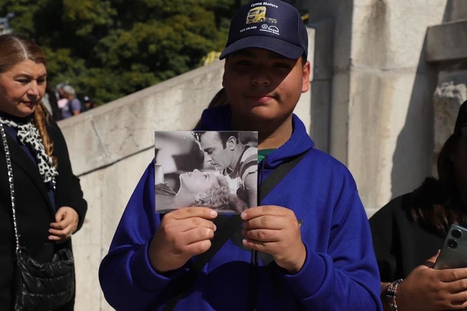 Fotografías y aplausos acompañaron el homenaje a la gran diva.