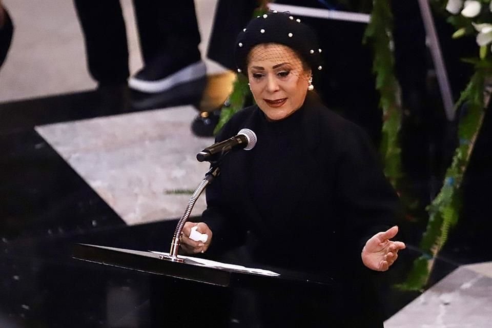 Una mujer irrepetible, ocurrente y bella madre, así recordaron a Silvia Pinal durante el homenaje que le realizaron en Bellas Artes.