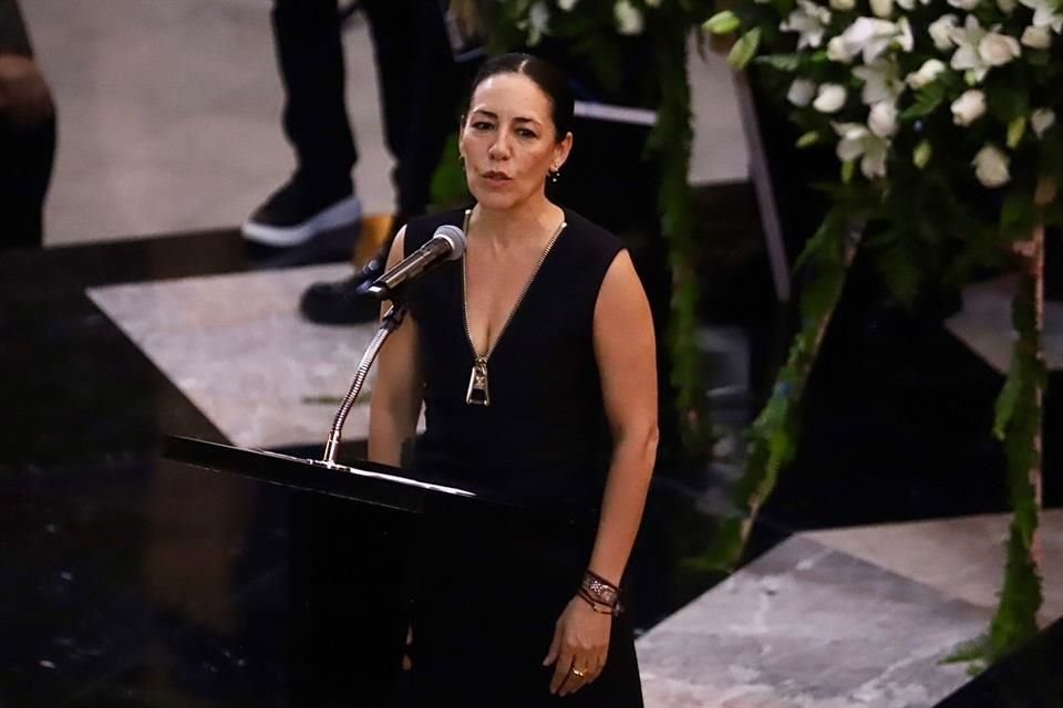 Stephanie Salas recordó una anécdota de su infancia, en la que descubrió que su abuela, Silvia Pinal, no era solo su familiar, sino también una figura admirada por el público.