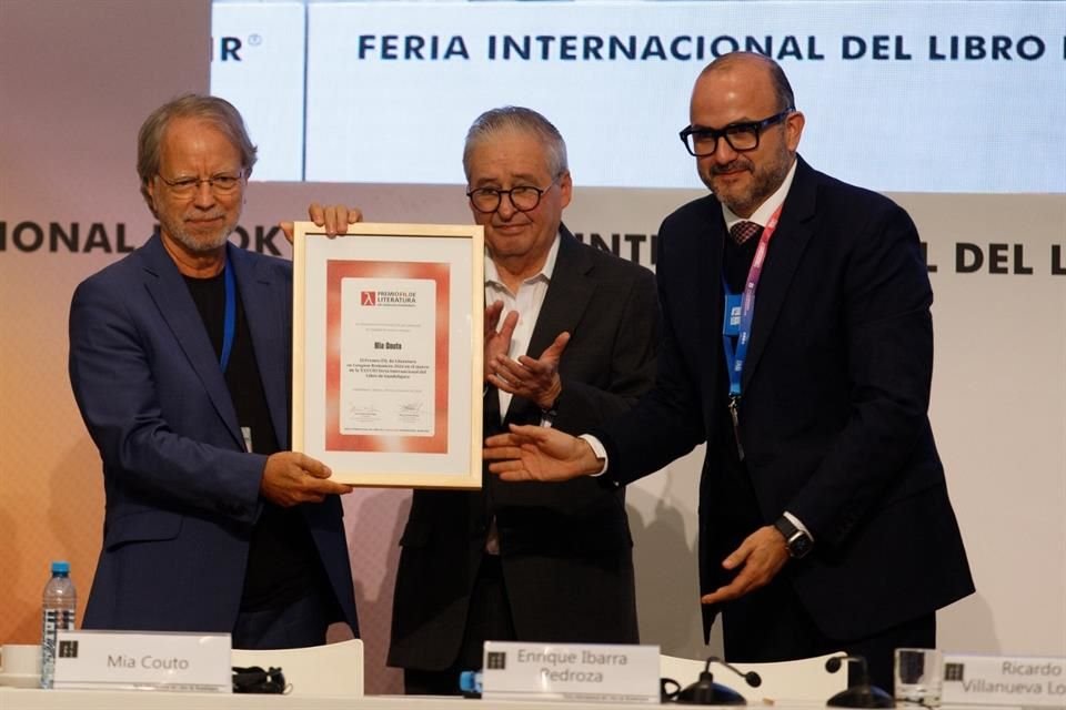 Al recibir el Premio FIL de Literatura en Lenguas Romances, Mia Couto habló de su fascinación por las palabras y de su amor por el lenguaje.