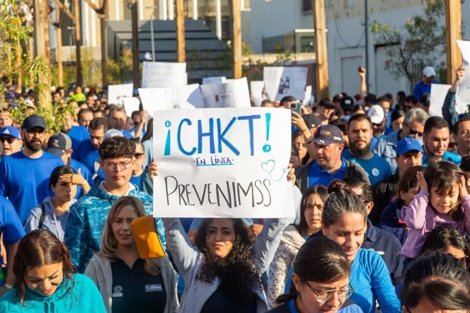 En el marco del Mes de la Lucha contra el Cáncer de Próstata, el IMSS Jalisco realizó una marcha y una feria de la salud para hacer conciencia sobre la detección oportuna de este padecimiento.