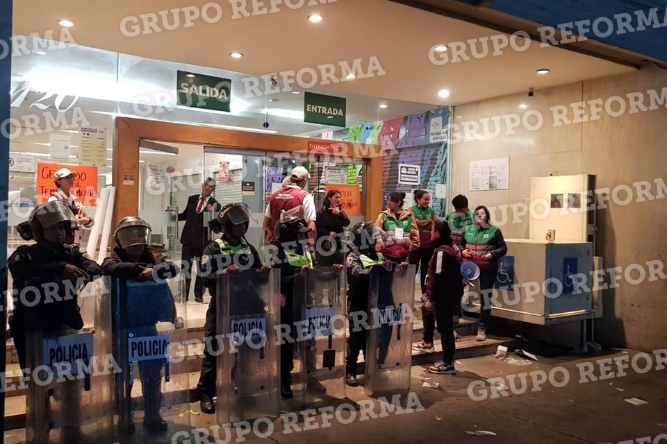 Por incumplir con los programas de protección civil, operar sin uso de suelo y fusionar predios sin autorización, fue clausurada la plaza de productos chinos en Izazaga 89.