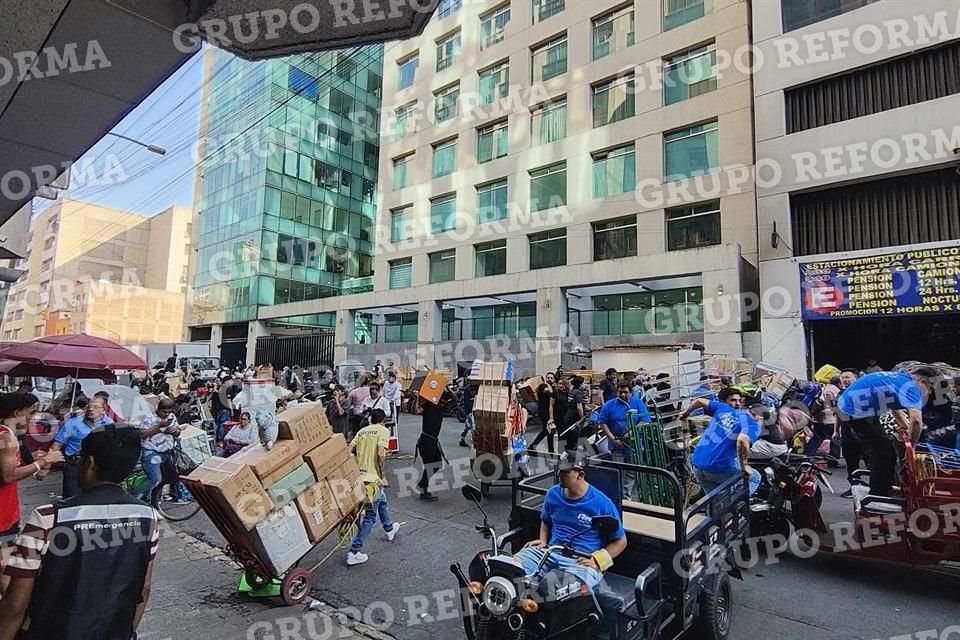 Comerciantes y diableros extraían ayer a mediodía mercancía y mobiliario de la macroplaza de Izazaga.