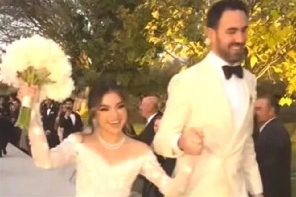 La pareja de recién casados arribaron a la fiesta al ritmo de 'You're My First, My Last, My Everything', de Barry White.