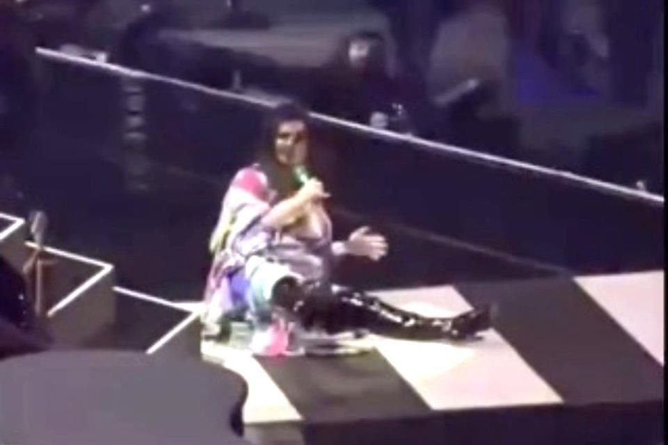 Laura Pausini asustó a sus fans en un show de Milán luego de caerse por unas escaleras de forma estrepitosa; asegura estar bien.