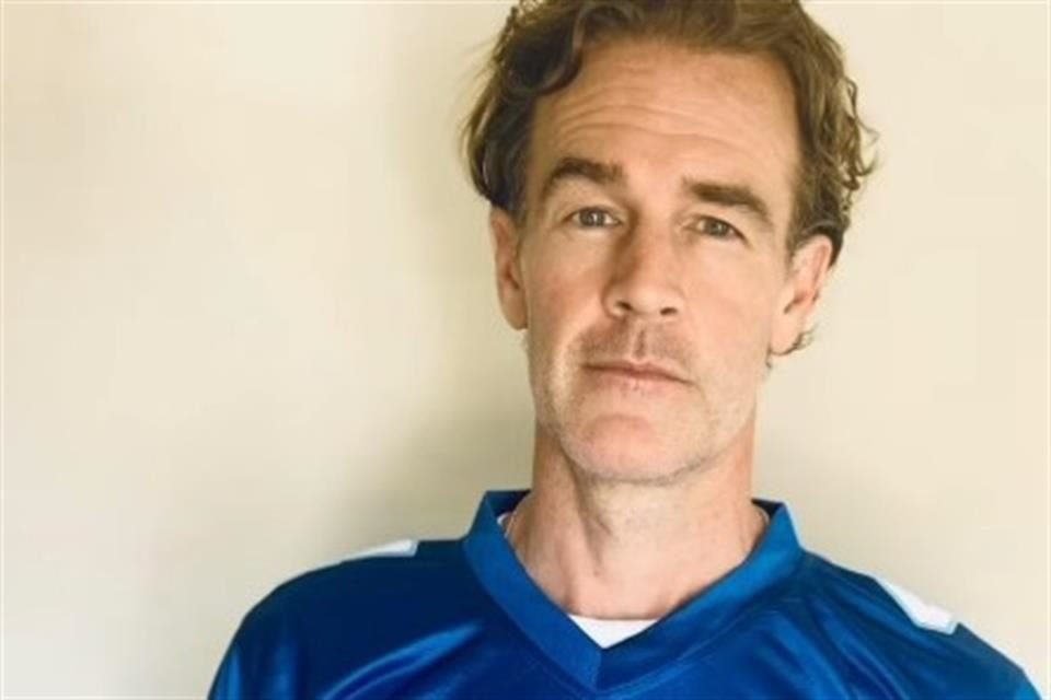 Para promover la venta benéfica, Van Der Beek usó un jersey con el apellido de su personaje, Jonathan 'Mox' Moxon, emocionando a sus seguidores de Instagram.