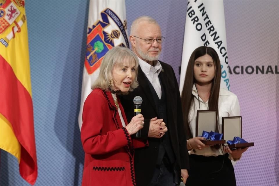 Ambos autores recibieron la Medalla Carlos Fuentes de manos de Silvia Lemus, viuda del autor mexicano.