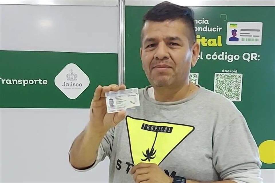 Los solicitantes deben presentar su CURP impresa, así como una identificación oficial (INE, pasaporte o cédula profesional) en original y copia.